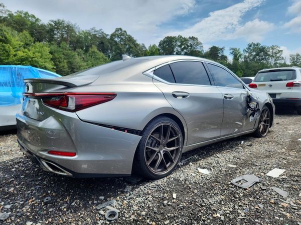 2019 LEXUS ES