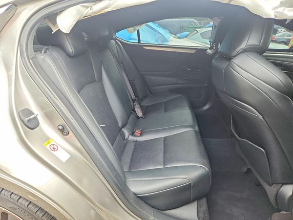 2019 LEXUS ES