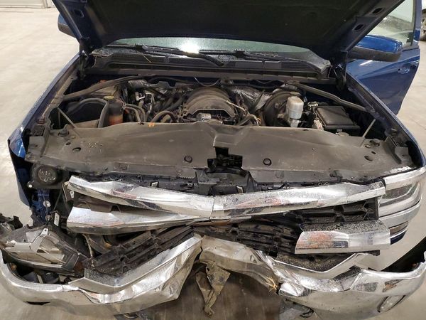 2018 CHEVROLET SILVERADO LT — Engine bay