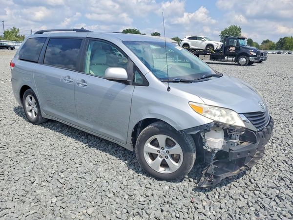 2014 TOYOTA SIENNA