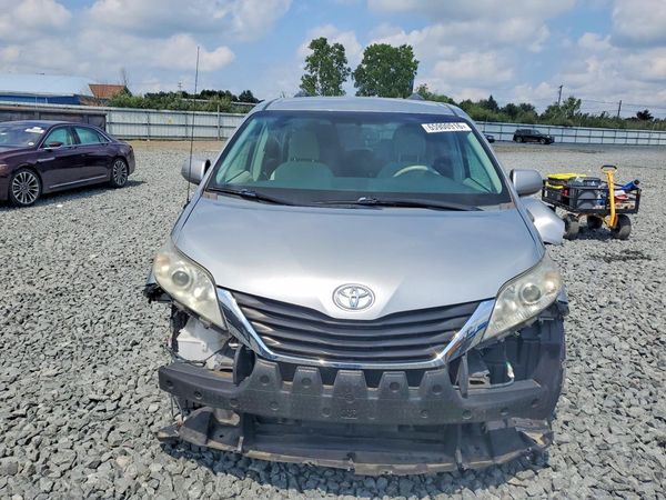 2014 TOYOTA SIENNA