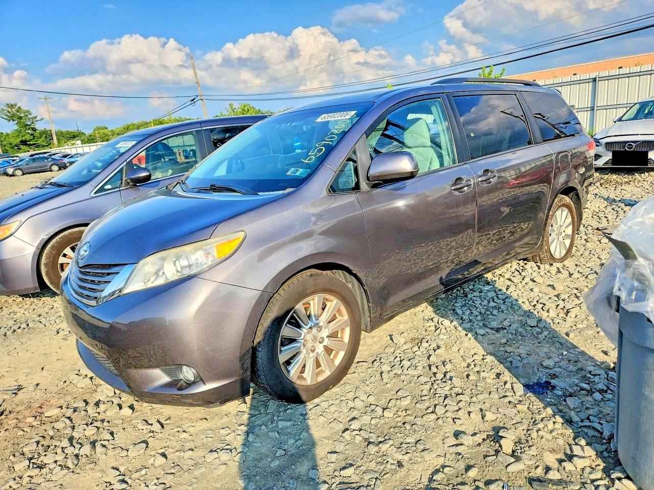 2013 TOYOTA SIENNA