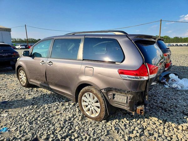 2013 TOYOTA SIENNA