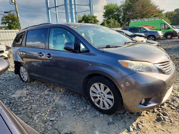 2013 TOYOTA SIENNA