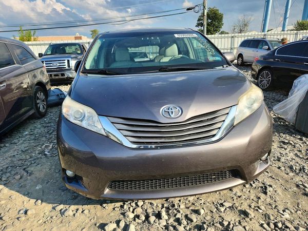 2013 TOYOTA SIENNA