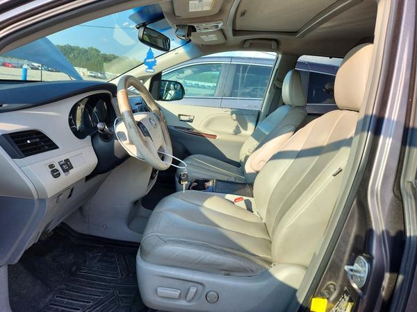 2013 TOYOTA SIENNA