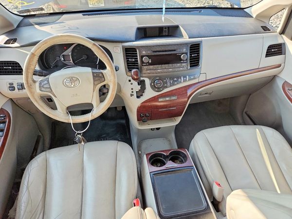 2013 TOYOTA SIENNA