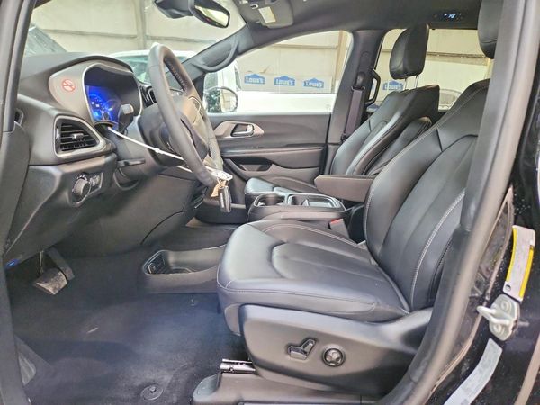 2027 CHRYSLER PACIFICA Select