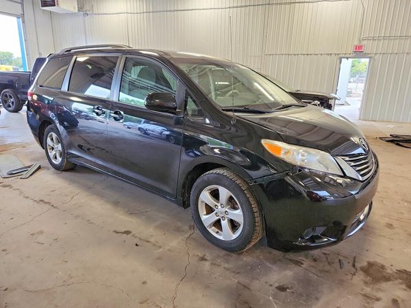 2013 TOYOTA SIENNA