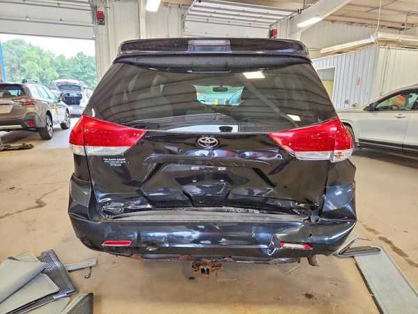 2013 TOYOTA SIENNA