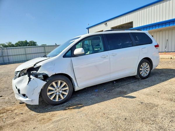 2014 TOYOTA SIENNA
