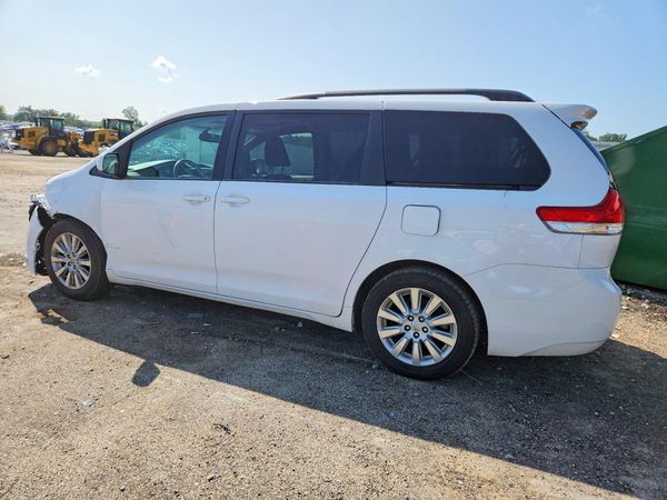 2014 TOYOTA SIENNA