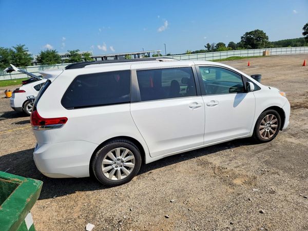 2014 TOYOTA SIENNA