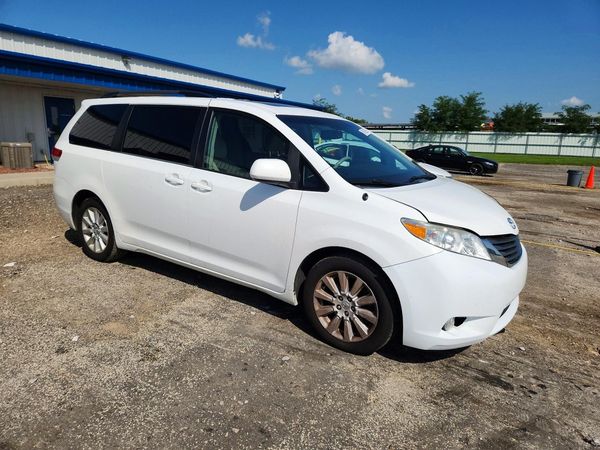 2014 TOYOTA SIENNA