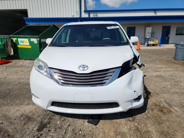 2014 TOYOTA SIENNA