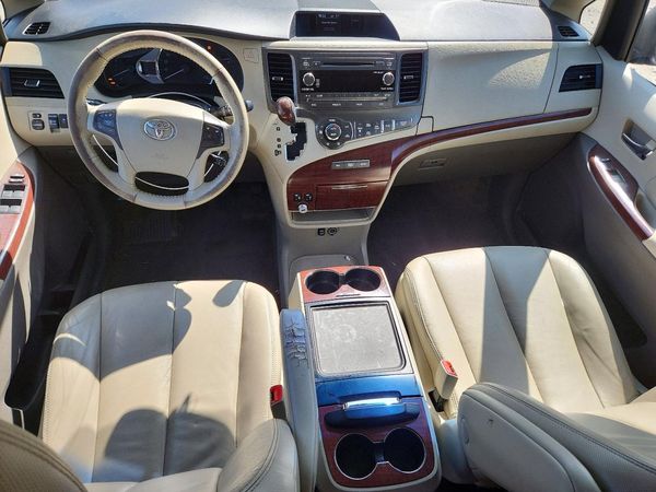 2014 TOYOTA SIENNA