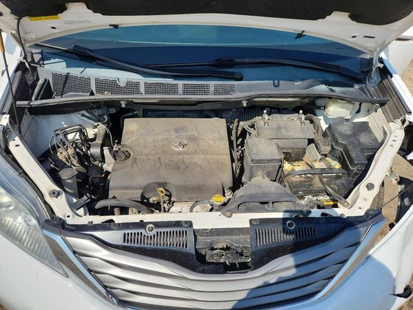 2014 TOYOTA SIENNA
