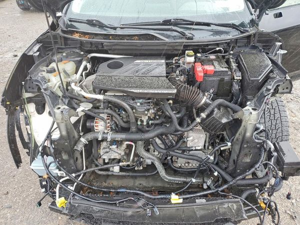 2022 NISSAN ROGUE SV — Engine bay