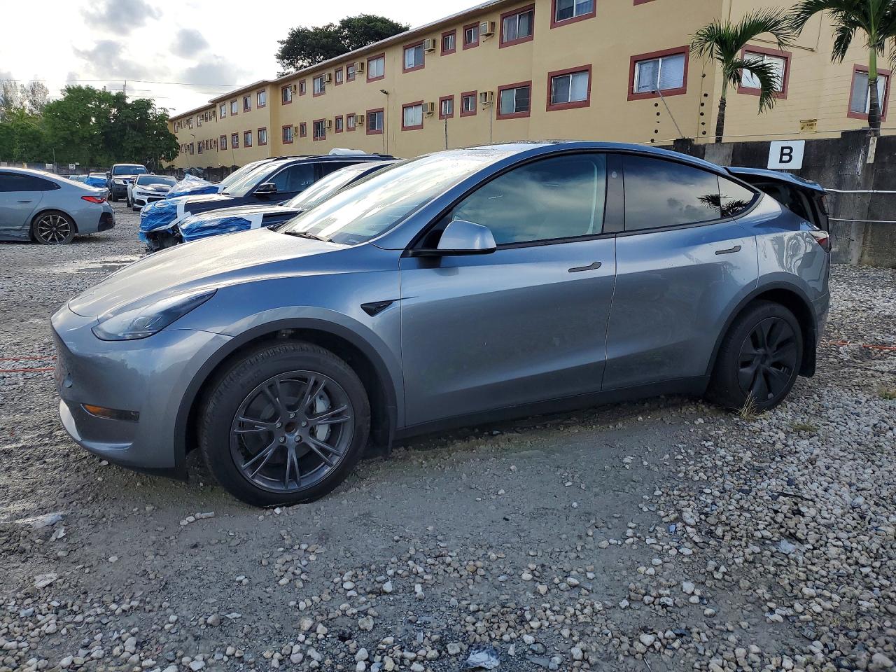 2025 TESLA MODEL Y