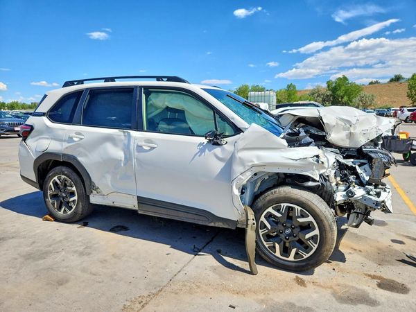 2025 SUBARU FORESTER Premium — Passenger 3/4