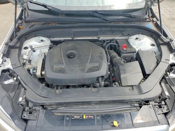 2019 VOLVO XC60 Inscription — Engine bay