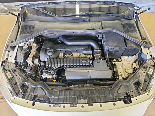 2015 VOLVO S60 Premier (non R design) — Engine bay