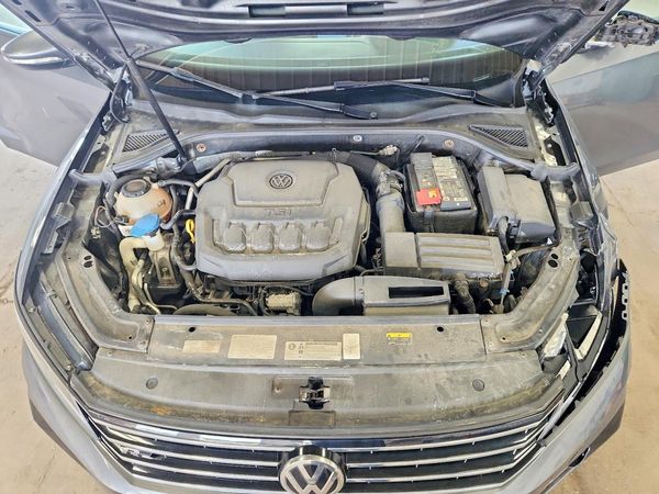 2018 VOLKSWAGEN PASSAT S, R-Line — Engine bay