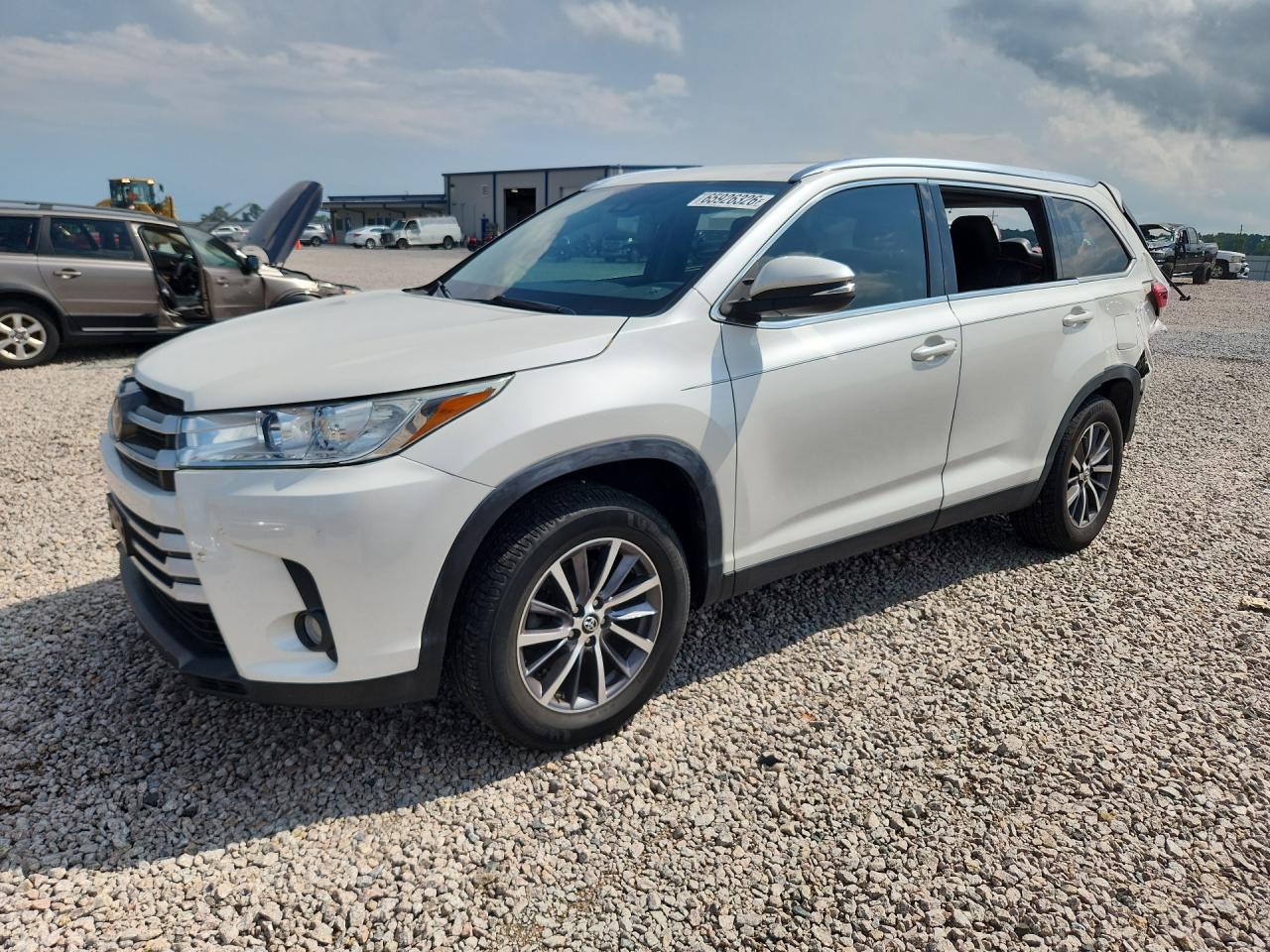 2019 TOYOTA HIGHLANDER SE/XLE — Front 3/4
