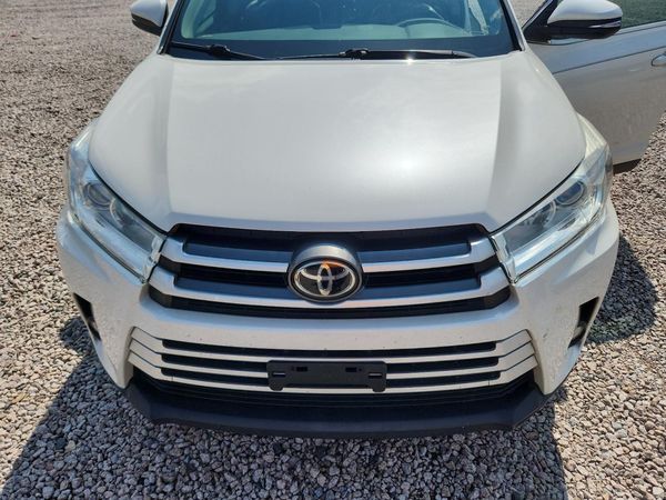 2019 TOYOTA HIGHLANDER SE/XLE — Engine bay
