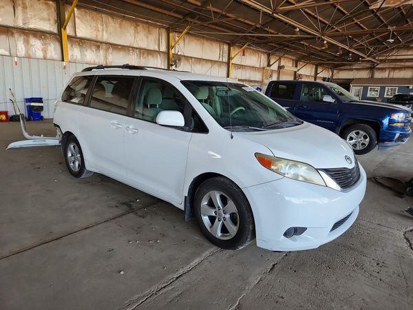 2014 TOYOTA SIENNA