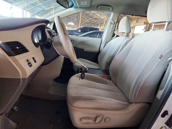 2014 TOYOTA SIENNA