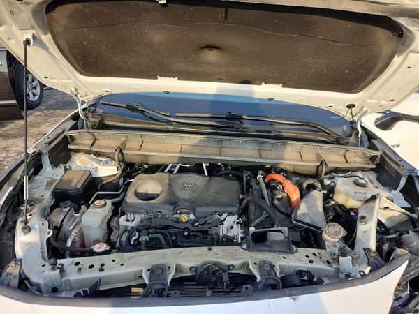 2021 TOYOTA HIGHLANDER Limited — Engine bay