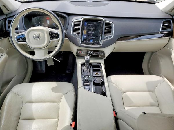 2019 VOLVO XC90 Momentum
