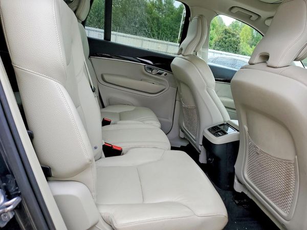 2019 VOLVO XC90 Momentum