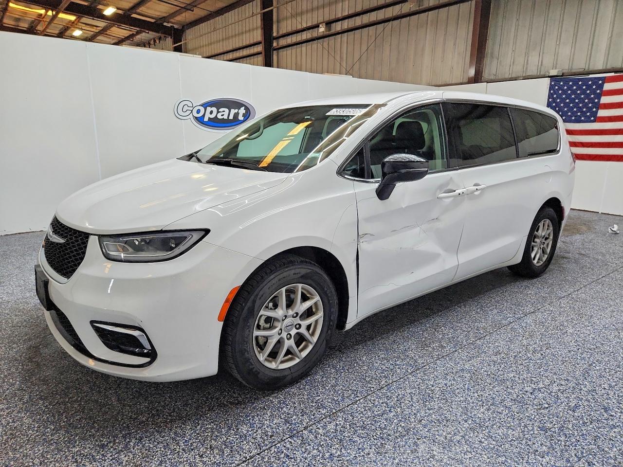 2024 CHRYSLER PACIFICA Touring L — Front 3/4