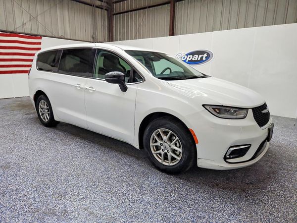 2024 CHRYSLER PACIFICA Touring L — Passenger 3/4