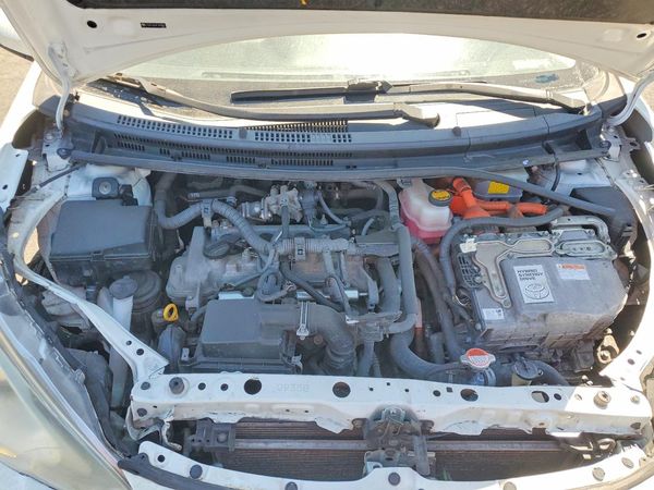 2015 TOYOTA PRIUS C ON