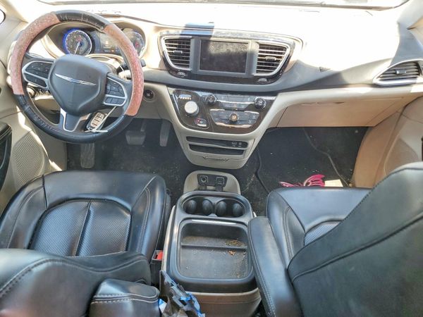 2020 CHRYSLER VOYAGER