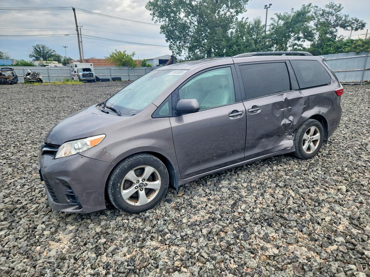 2018 TOYOTA SIENNA LE