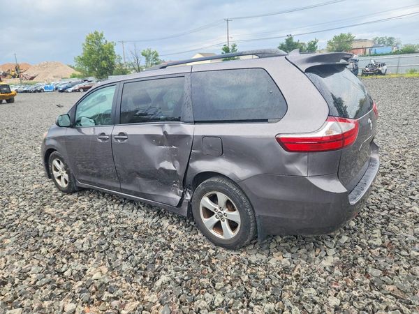 2018 TOYOTA SIENNA LE