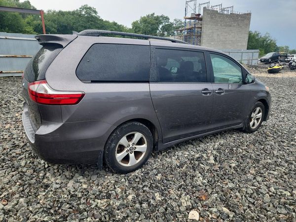 2018 TOYOTA SIENNA LE