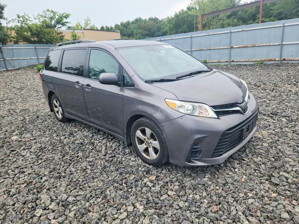 2018 TOYOTA SIENNA LE