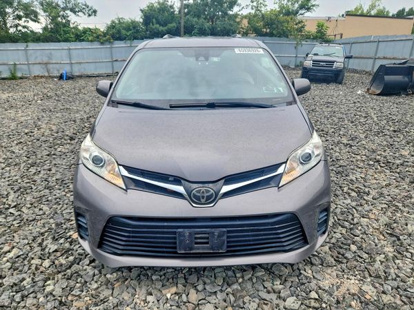 2018 TOYOTA SIENNA LE