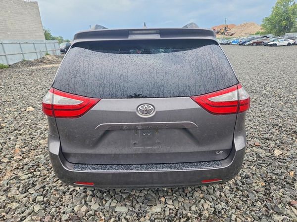 2018 TOYOTA SIENNA LE