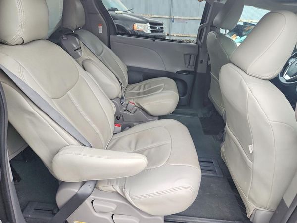 2018 TOYOTA SIENNA LE