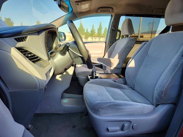 2017 TOYOTA SIENNA LE Mobility/LE