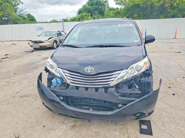 2017 TOYOTA SIENNA