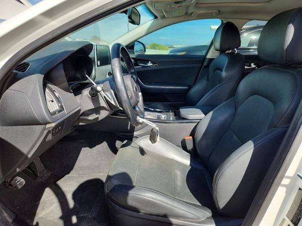 2019 KIA STINGER Base — DENT