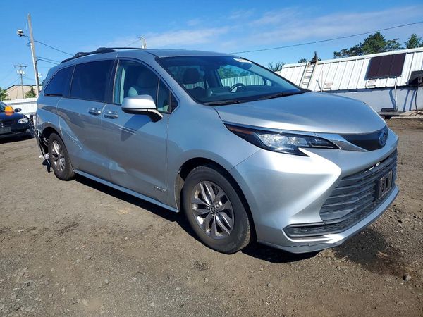 2021 TOYOTA SIENNA LE