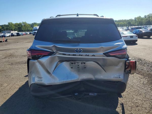 2021 TOYOTA SIENNA LE